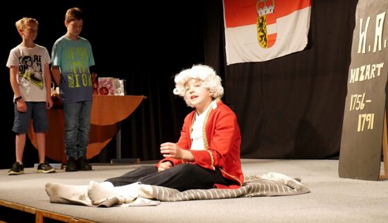 Theaterstück "Mozarts Auferstehung — eine tragische Komödie in fünf Akten" im Werkschulheim Felbertal