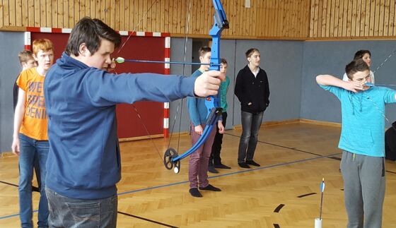 Neue Bogenschießanlage in der alten Turnhalle im Werkschulheim Felbertal